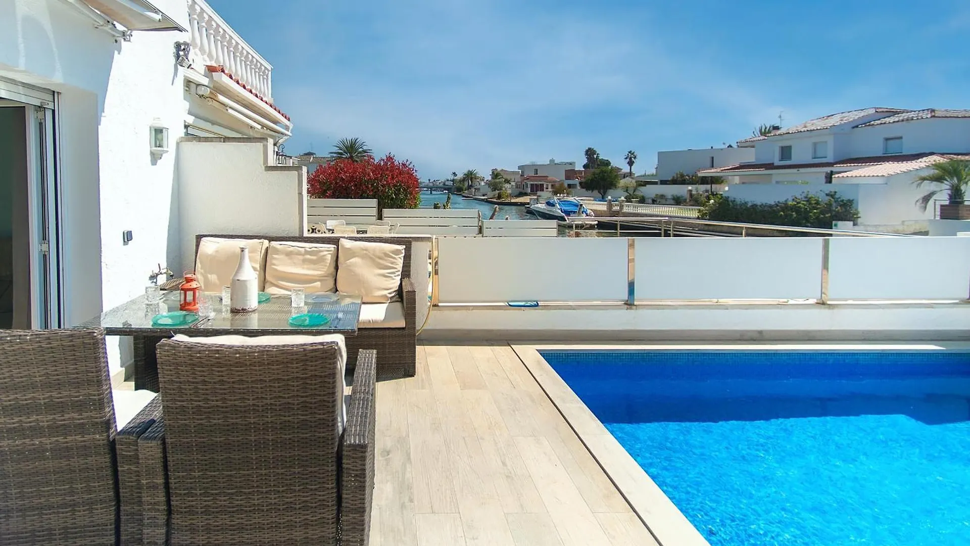 Сasa de vacaciones Villa Welcs Casa 242 Emp Con Terraza Y Acceso Al Muelle Ampuriabrava